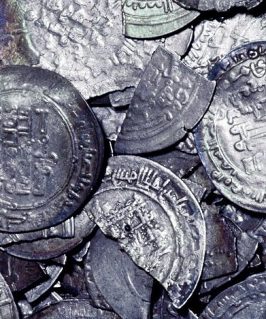Des archéologues ont découvert 3 000 pièces vikings enfouies dans un champ. Il pourrait y en avoir encore davantage. 12 Des archéologues ont découvert 3 000 pièces vikings enfouies dans un champ. Il pourrait y en avoir encore davantage. - 11