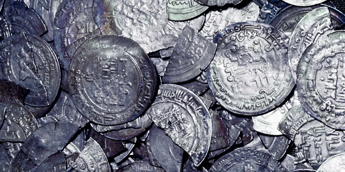 Des archéologues ont découvert 3 000 pièces vikings enfouies dans un champ. Il pourrait y en avoir encore davantage. 6 Des archéologues ont découvert 3 000 pièces vikings enfouies dans un champ. Il pourrait y en avoir encore davantage. - 5