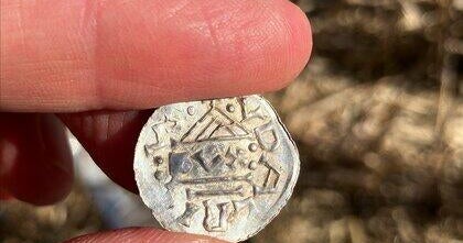 Le plus grand trésor de pièces de monnaie de l'époque viking jamais découvert en Norvège par des prospecteurs à l'aide de détecteurs de métaux : « Une découverte historique » 4 Le plus grand trésor de pièces de monnaie de l'époque viking jamais découvert en Norvège par des prospecteurs à l'aide de détecteurs de métaux : « Une découverte historique » - 3