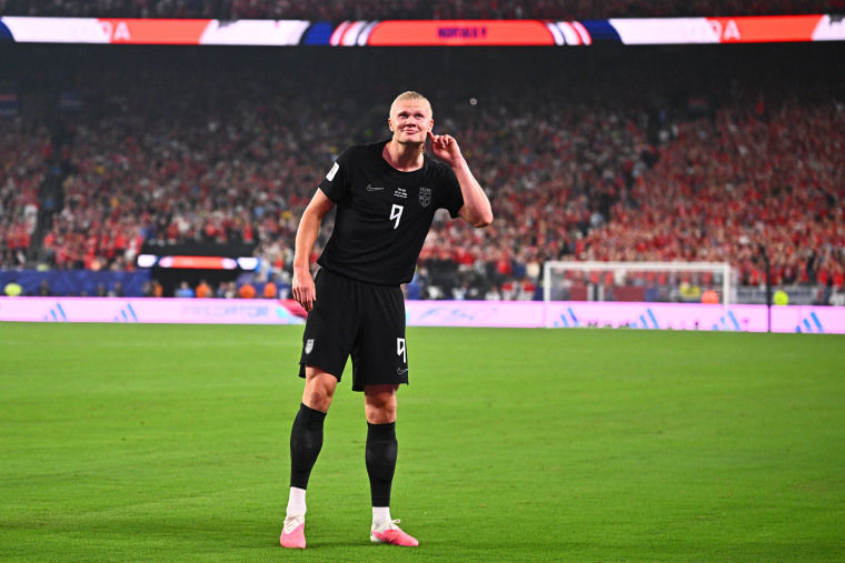 Erling Haaland propulse la Norvège au tour suivant et reste dans la course au Soulier d’or 10 Le Norvégien Erling Haaland célèbre après avoir inscrit son deuxième but, portant le score à 3-1 lors du match de Coupe du monde de lundi contre le Sénégal.