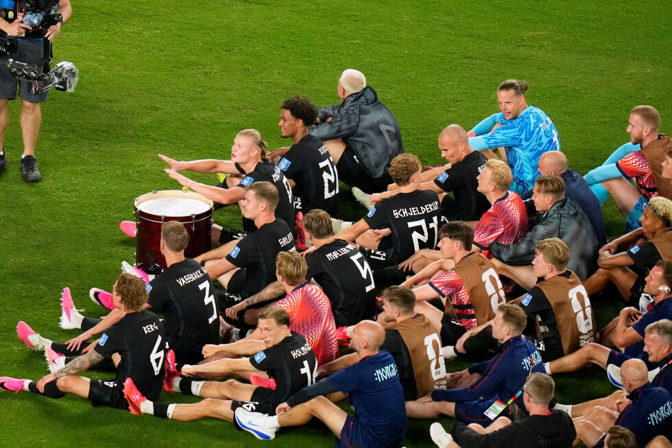 Haaland marque deux buts, la Norvège bat le Sénégal 3-2 et se qualifie pour les 16es de finale de la Coupe du monde 4 Haaland marque deux buts, la Norvège bat le Sénégal 3-2 et se qualifie pour les 16es de finale de la Coupe du monde - 3