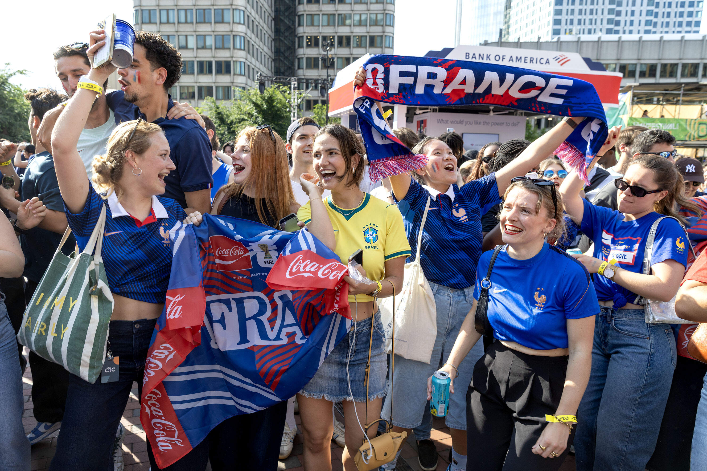 Boston vibre au rythme de la Coupe du monde alors que la France écrase la Norvège à Foxborough 9 Les supporters français célèbrent la victoire de leur équipe contre la Norvège lors de la Coupe du monde, lors de la fête organisée sur la place de l'Hôtel de Ville de Boston. (Robin Lubbock/WBUR)
