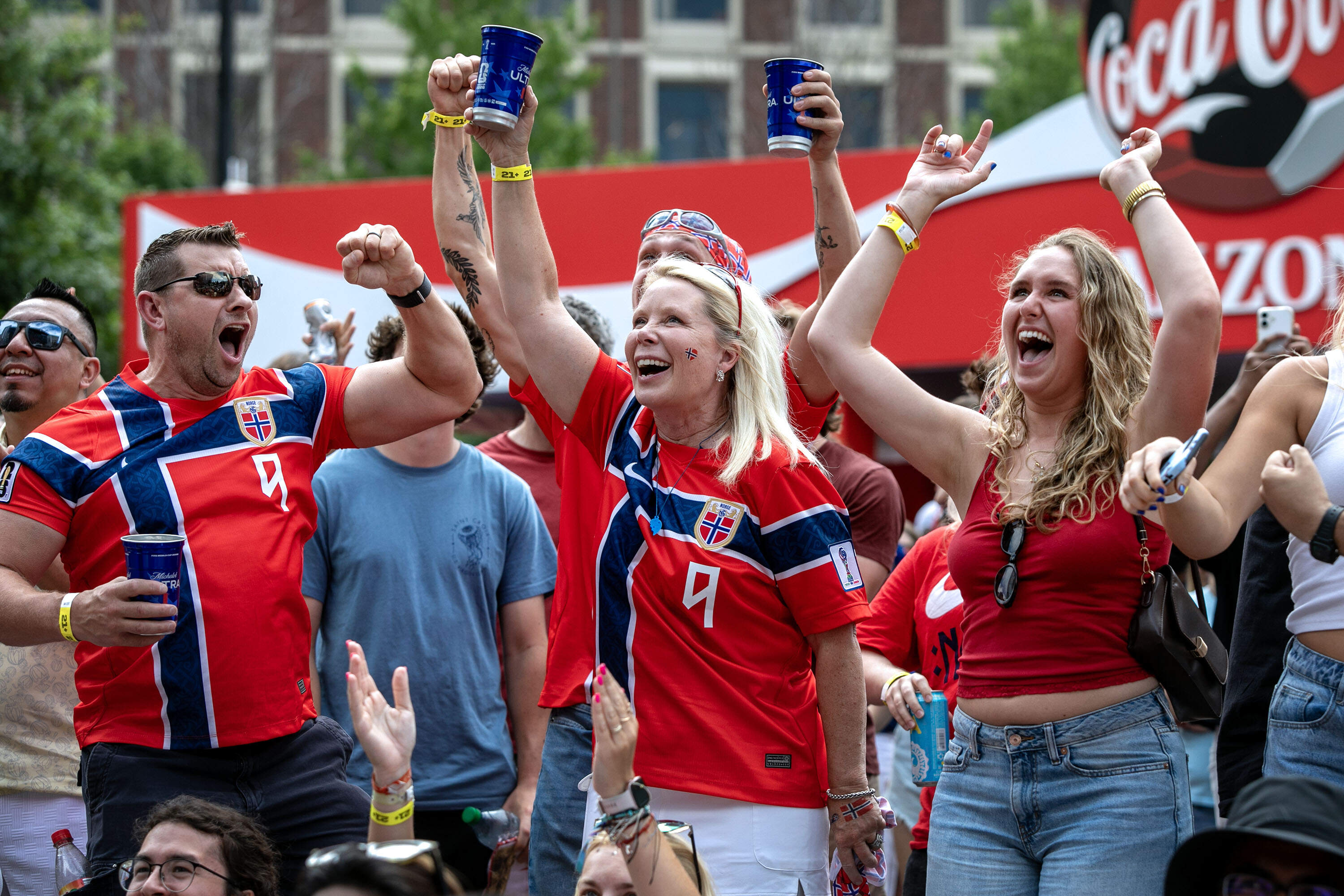 Boston vibre au rythme de la Coupe du monde alors que la France écrase la Norvège à Foxborough 10 Des supporters norvégiens de la Coupe du monde, présents au festival des supporters de Boston sur la place de l’Hôtel de ville, se réjouissent après que leur équipe a marqué un but contre la France. (Robin Lubbock/WBUR)