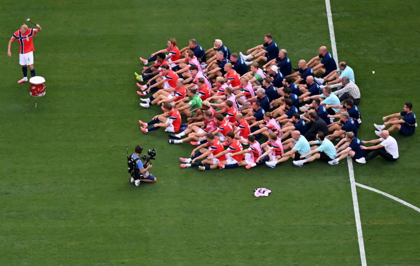 Au cœur de la culture qui fait la force de la Norvège dans le domaine sportif 10 Haaland et ses coéquipiers célèbrent leur victoire par le traditionnel geste de l’aviron après avoir remporté le match des huitièmes de finale de la Coupe du monde de football 2026 opposant le Brésil à la Norvège au New York/New Jersey Stadium d’East Rutherford, le 5 juillet.