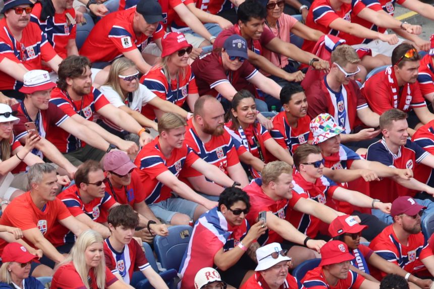Pourquoi tout le monde adore Erling Haaland, l'imposant attaquant blond norvégien 35 Emil Lappen, au centre, refuse de participer alors que les supporters norvégiens miment l’aviron viking face à la France à Foxborough, dans le Massachusetts, près de Boston, le vendredi 26 juin.