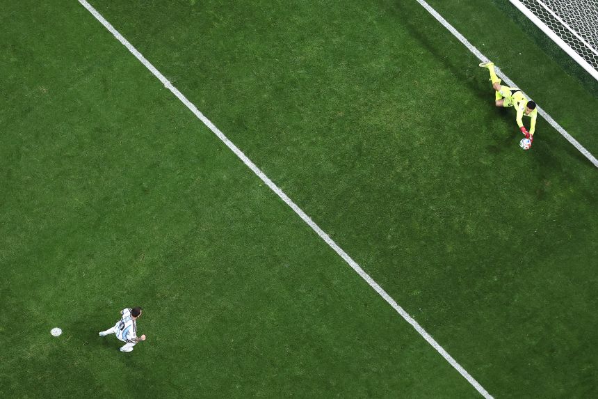 Pourquoi tout le monde adore Erling Haaland, l'imposant attaquant blond norvégien 37 L’Égyptien Mostafa Shoubir a arrêté un penalty de Lionel Messi la semaine dernière.