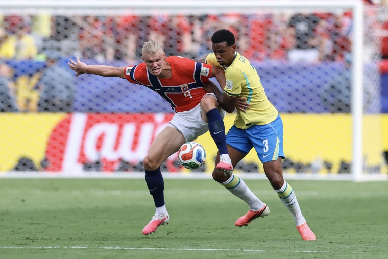 Erling Haaland confirme son statut de superstar en inscrivant un doublé lors de la victoire 2-1 de la Norvège face au Brésil 13 Action sur le terrain lors d’un match de Coupe du monde.