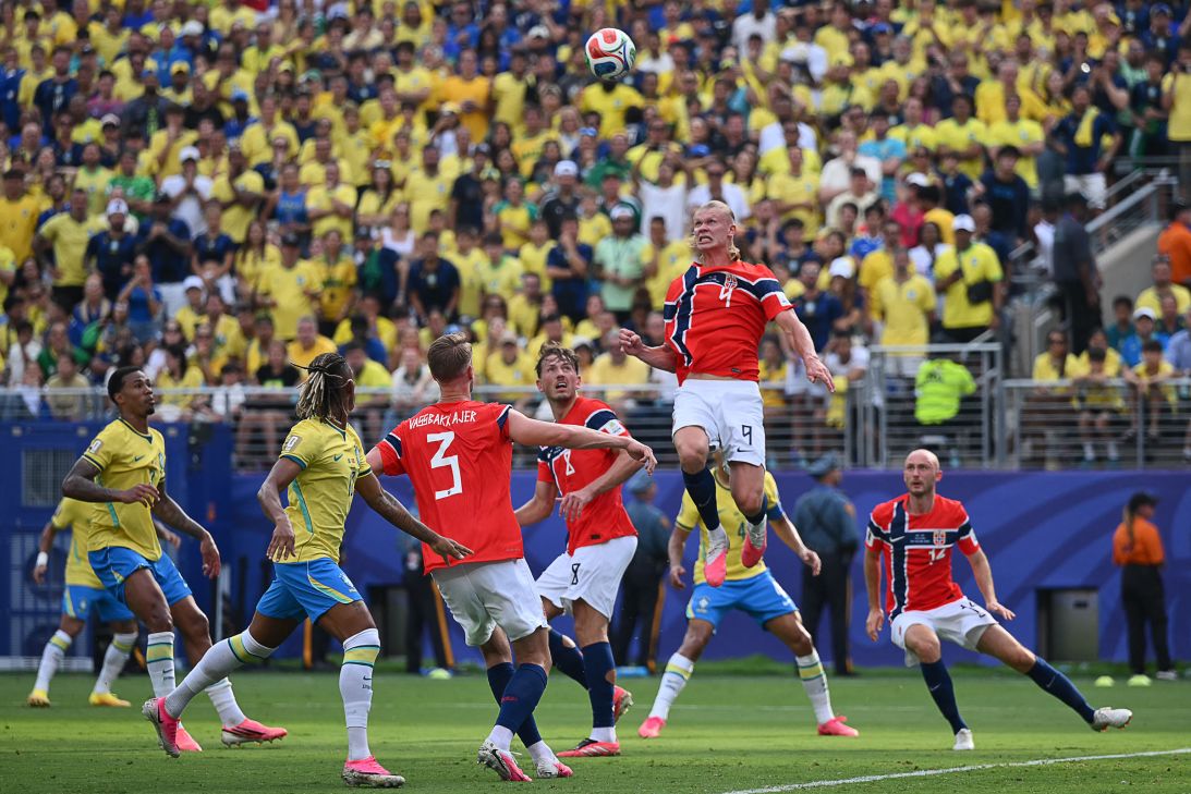 Au cœur de la culture qui fait la force de la Norvège dans le domaine sportif 9 Haaland saute pour récupérer le ballon lors du match des huitièmes de finale de la Coupe du monde 2026 de football opposant le Brésil à la Norvège, au New York/New Jersey Stadium d’East Rutherford, le 5 juillet.