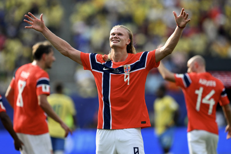 Erling Haaland confirme son statut de superstar en inscrivant un doublé lors de la victoire 2-1 de la Norvège face au Brésil 12 Erling Haaland lève les deux bras en signe de joie lors d’un match de Coupe du monde.