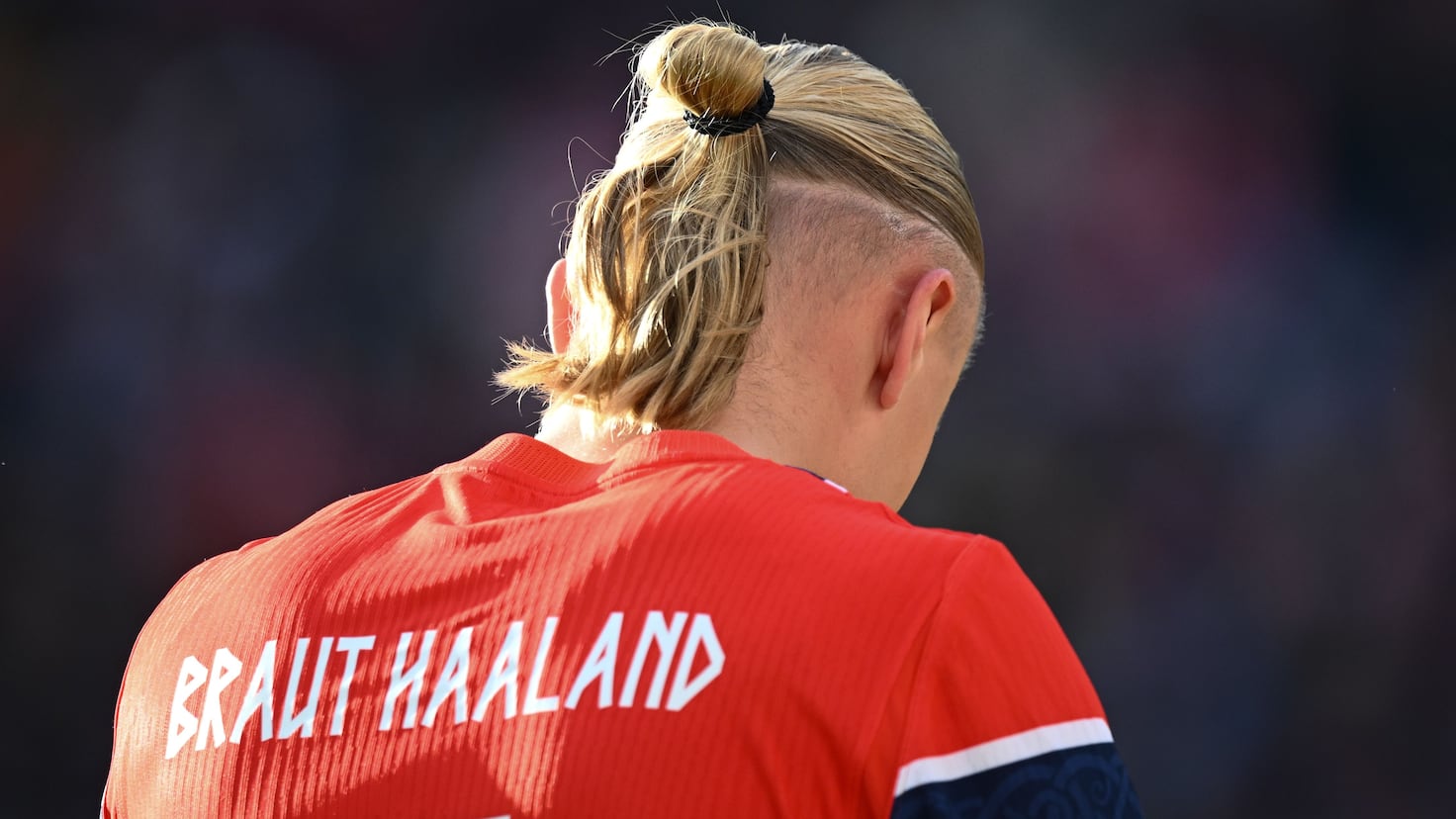 Pourquoi le nom d'Erling Haaland apparaît-il sous le nom de « Braut » sur son maillot de la Norvège pour la Coupe du monde ? 12 Pourquoi le nom d'Erling Haaland apparaît-il sous le nom de « Braut » sur son maillot de la Norvège pour la Coupe du monde ? - 11